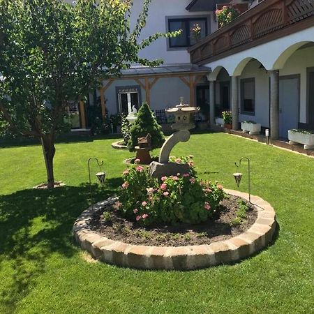 Gaestehaus Und Weinbau Zur Wiederkehr Strudler Подерсдорф ам Зее Екстериор снимка