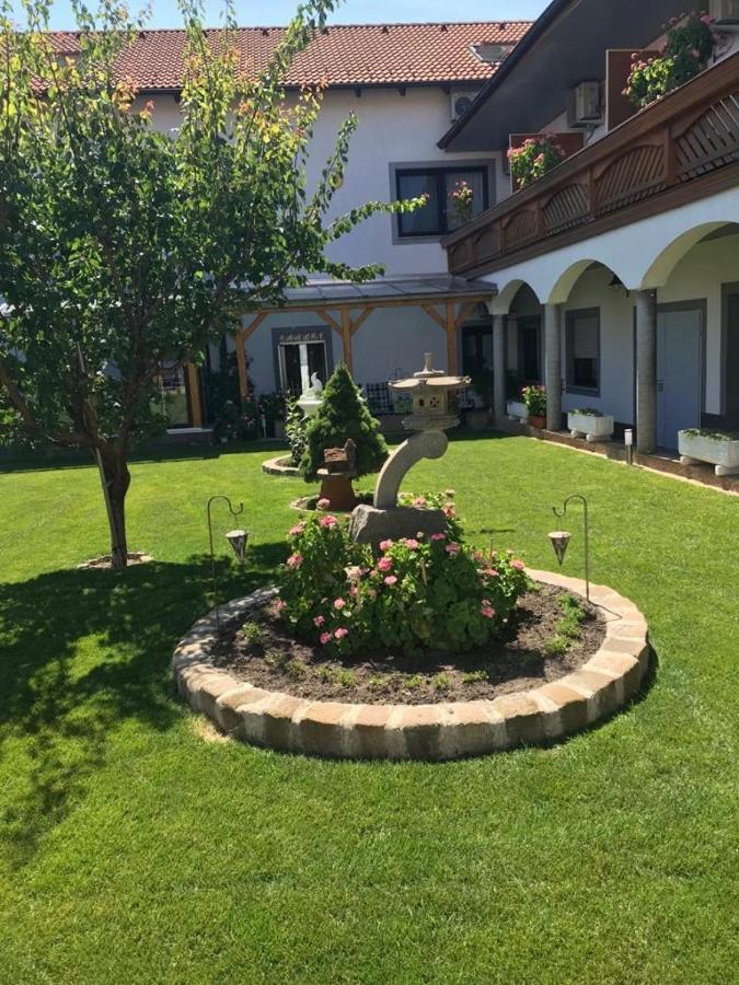 Gaestehaus Und Weinbau Zur Wiederkehr Strudler Подерсдорф ам Зее Екстериор снимка