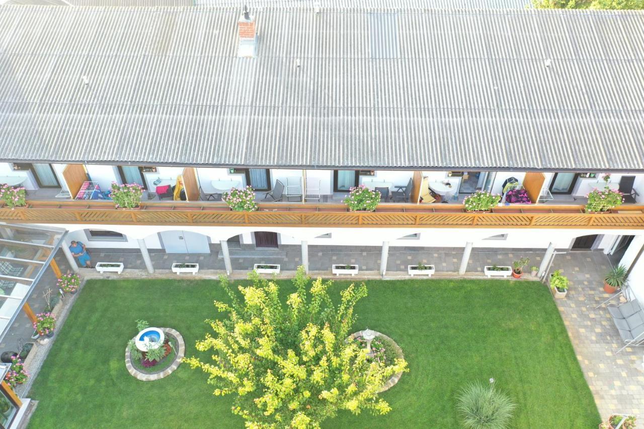 Gaestehaus Und Weinbau Zur Wiederkehr Strudler Подерсдорф ам Зее Екстериор снимка