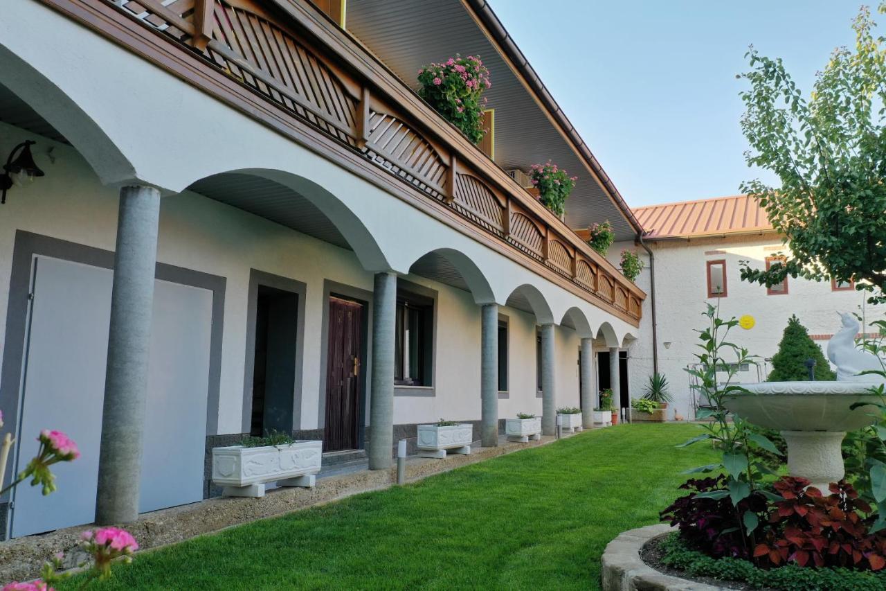 Gaestehaus Und Weinbau Zur Wiederkehr Strudler Подерсдорф ам Зее Екстериор снимка