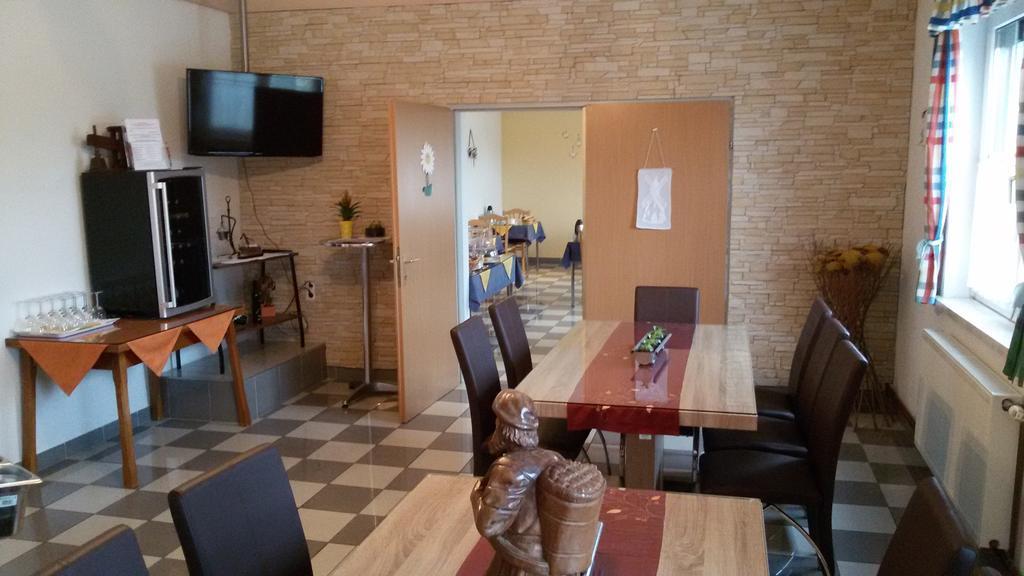 Gaestehaus Und Weinbau Zur Wiederkehr Strudler Подерсдорф ам Зее Екстериор снимка