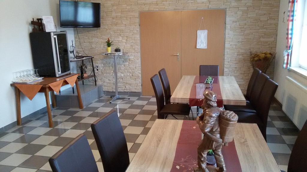 Gaestehaus Und Weinbau Zur Wiederkehr Strudler Подерсдорф ам Зее Екстериор снимка