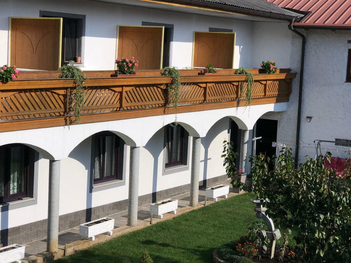 Gaestehaus Und Weinbau Zur Wiederkehr Strudler Подерсдорф ам Зее Екстериор снимка